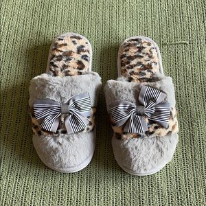 Cozy leopard fuzzy slippers